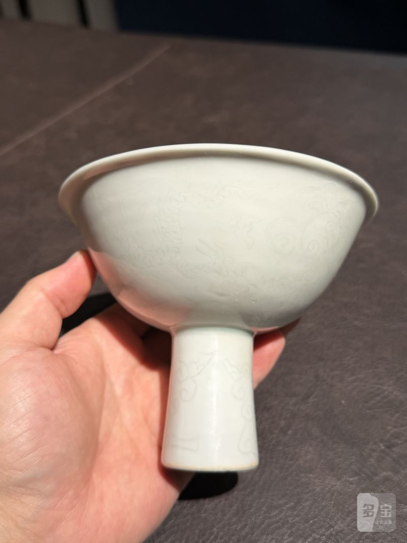 明嘉靖 白釉暗刻龙纹高足杯 - 图6